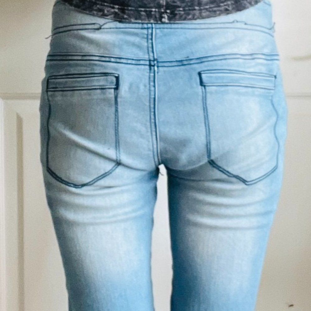Free People Skinny ankle Jeans w/ elastic waist, low rise